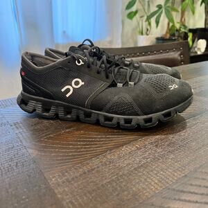 On cloud black running shoes 10.5 women